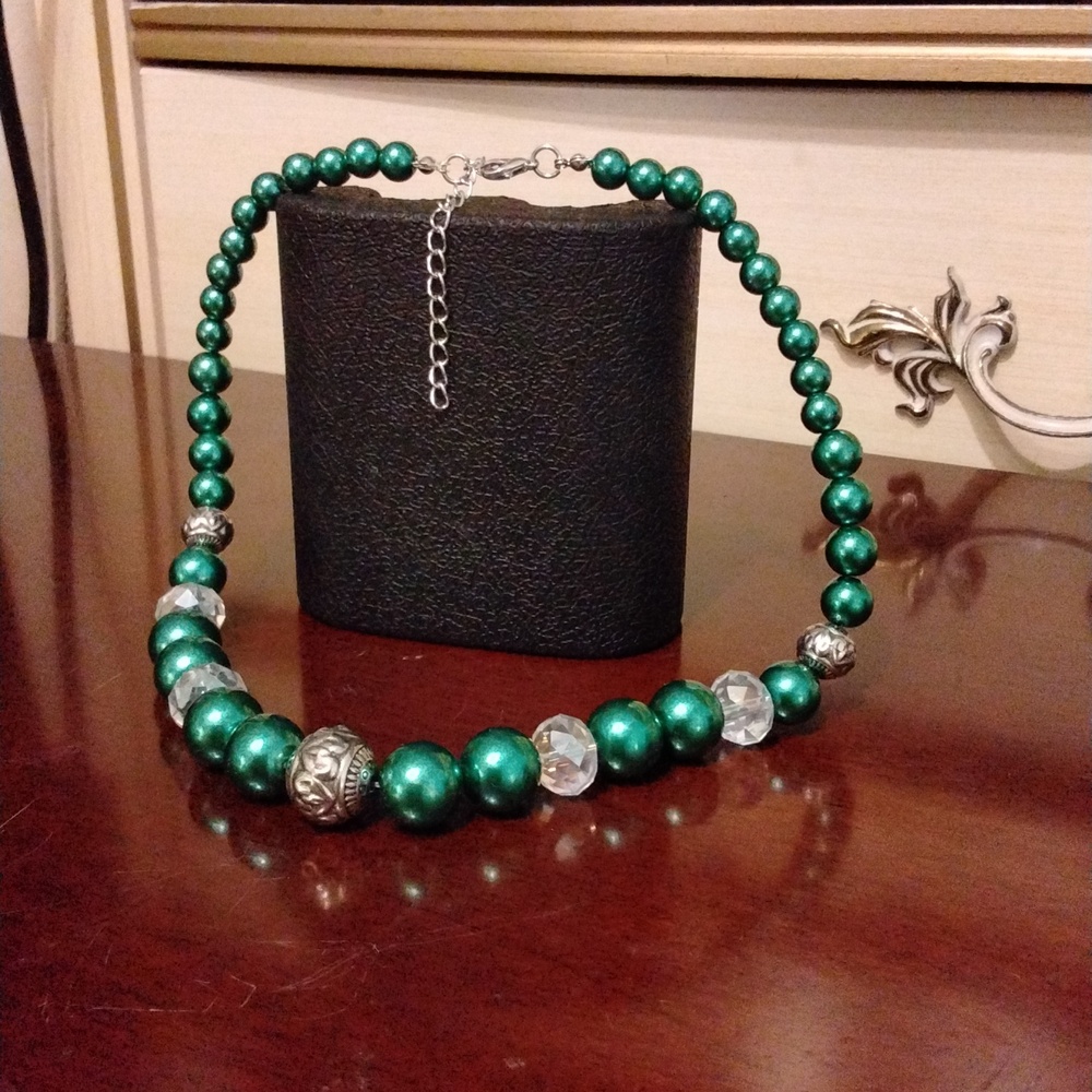 Women's NWOT Green/Silver  Holiday necklace~17" w/ 2 1/2" extender.